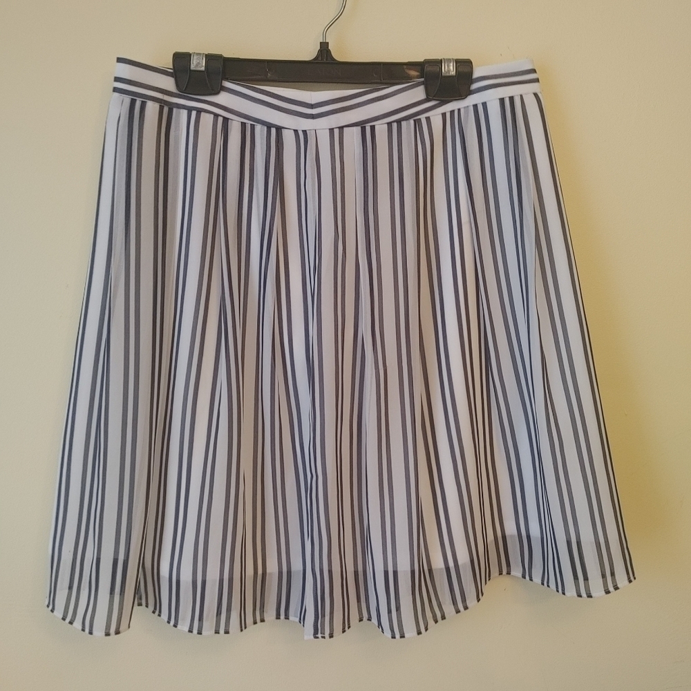 Chic By Jacob mini Flare skirt‎ black and white size M